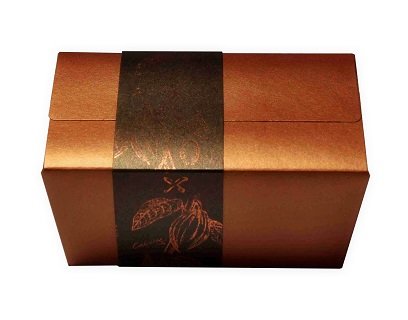 Krabica medenej farby so stuhou v motíve kakaa